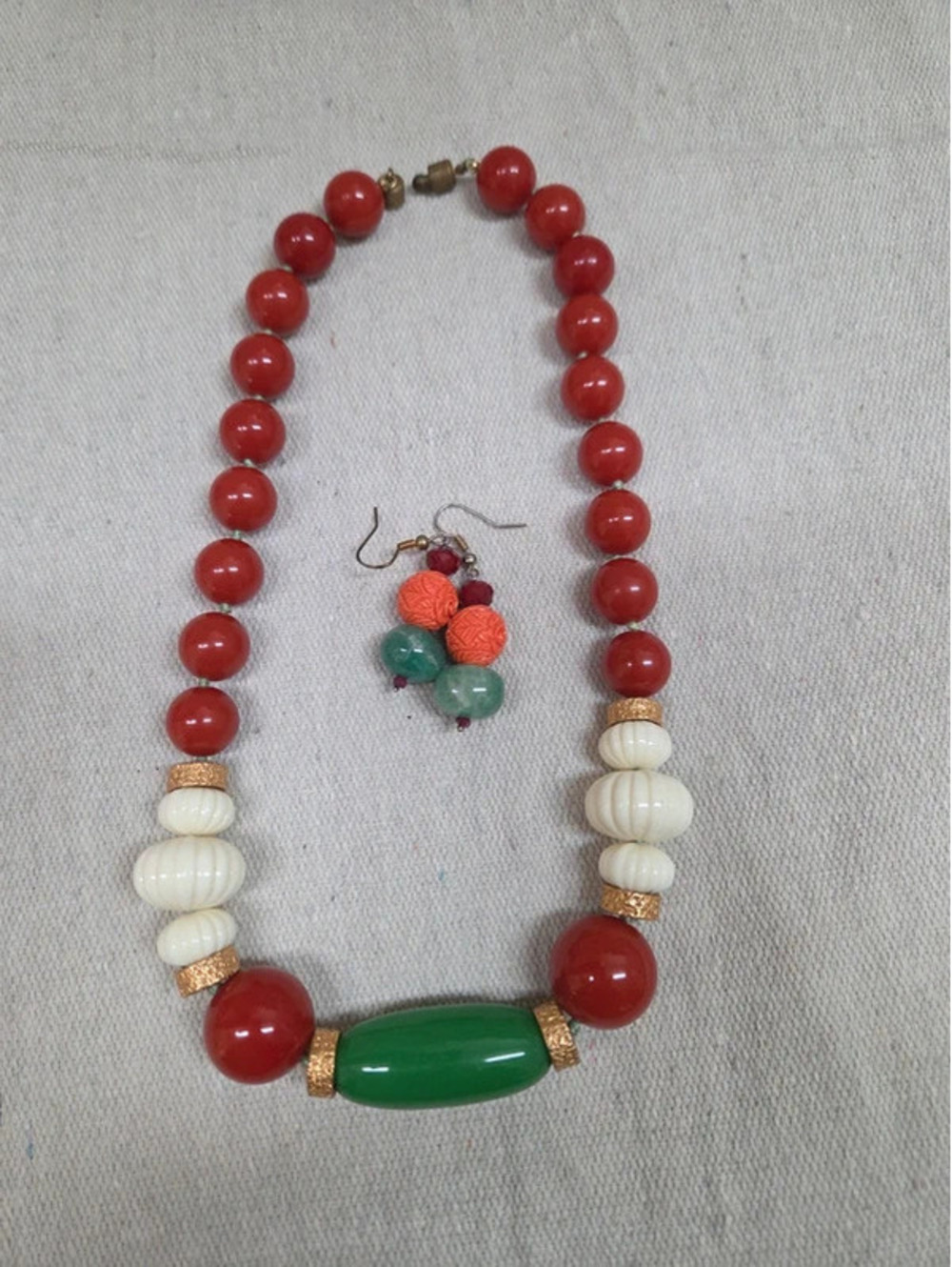 Vtg. chunky beaded necklace and matching drop earrings